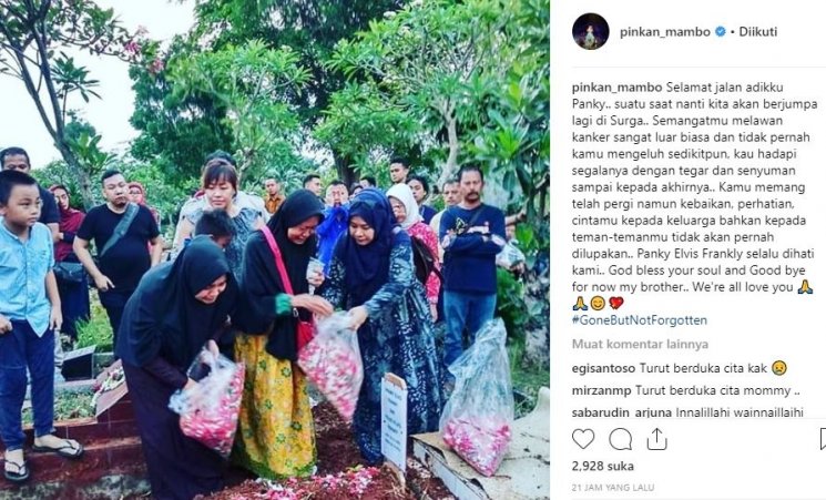 Proses pemakaman adik Pinkan Mambo. (Instagram/@pinkan_mambo)