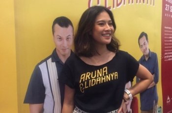 Tampil Kece Bak Remaja, Sepatu Dian Sastrowardoyo Jadi Sorotan