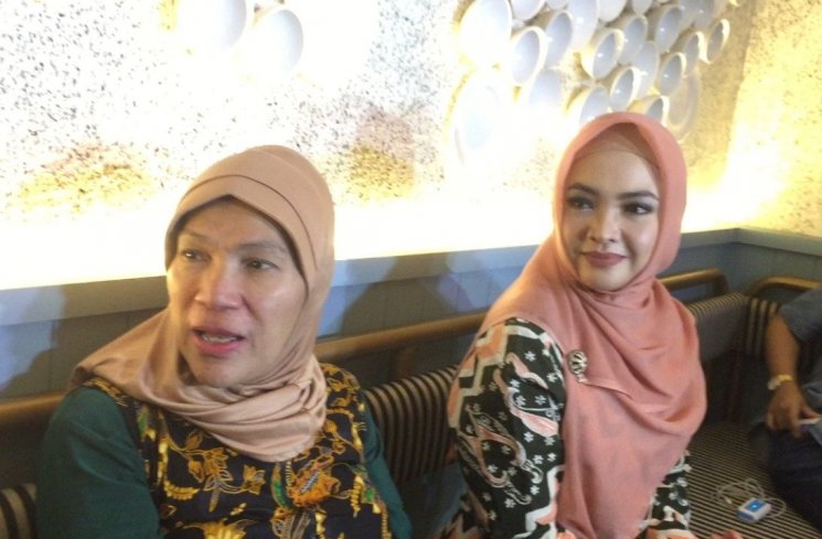 Dorce Gamalama dan Inggrid Kansil saat melakukan klarifikasi di kawasan Kemang, Jakarta Selatan, Sabtu (6/10/2018). (Matamata.com)