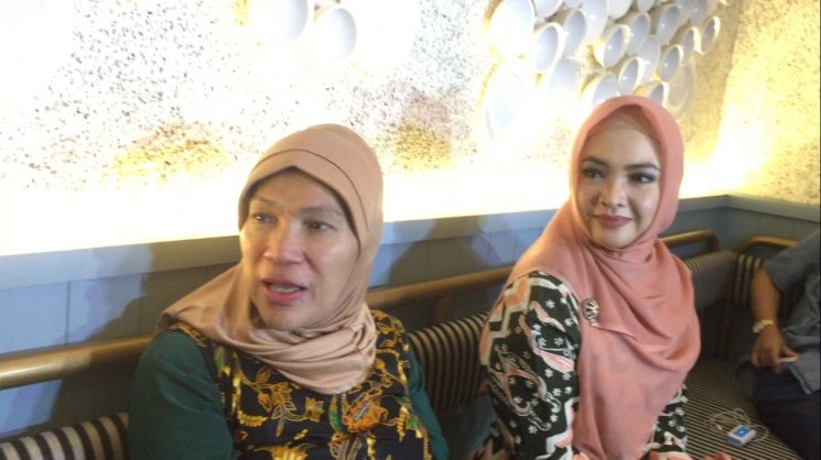 Dorce Gamalama dan Inggrid Kansil saat melakukan klarifikasi di kawasan Kemang, Jakarta Selatan, Sabtu (6/10/2018). (Matamata.com)