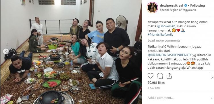 Selebriti berkumpul di rumah Soimah di Bantu, Yogyakarta. (Instagram/@dewiperssikreal)