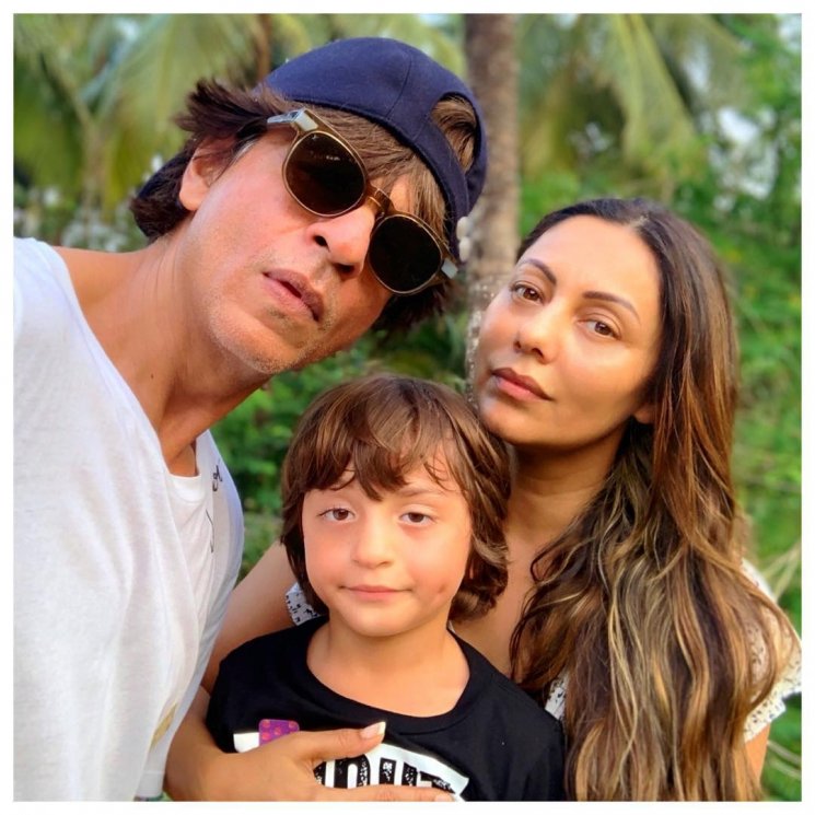 Shah Rukh Khan, Gauri Khan dan AbRam Khan (Instagram/@gaurikhan)