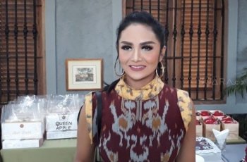 Pamer Foto Panen Padi, High Heels Krisdayanti Jadi Sorotan