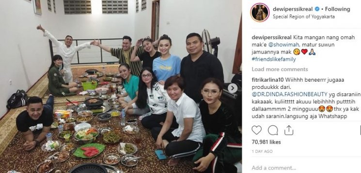 Selebriti berkumpul di rumah Soimah di Bantu, Yogyakarta. (Instagram/@dewiperssikreal)