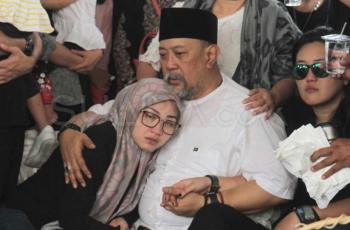 Sambil Peluk Nisan Istrinya, Ini Janji Indro Warkop