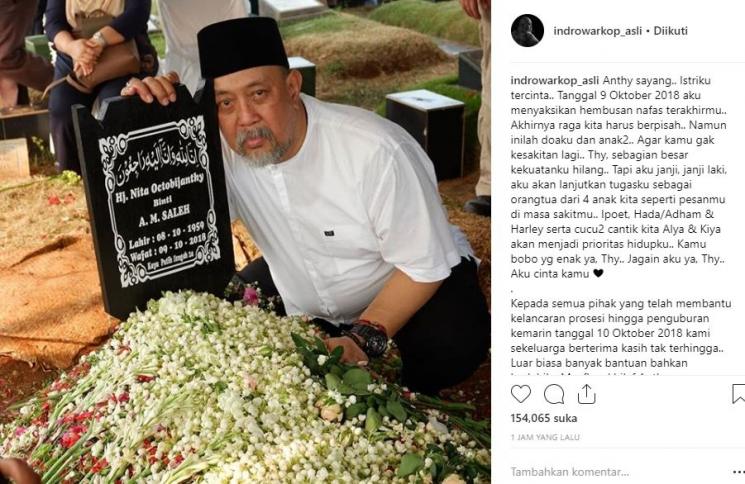 Pemakaman istri Indro Warkop. (Instagram/indrowarkop_asli)