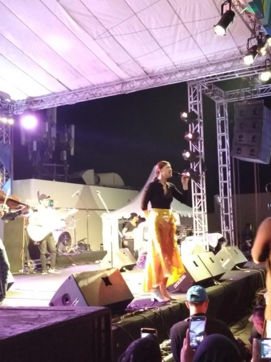 Penampilan Monita Tahalea di Land of Leisures 2018, Ambarrukmo Plaza, Yogyakarta, Sabtu (12/10/2018). (Matamata.com/Uni Irmagani)