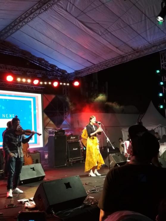 Penampilan Monita Tahalea di Land of Leisures 2018, Ambarrukmo Plaza, Yogyakarta, Sabtu (12/10/2018). (Matamata.com/Uni Irmagani)