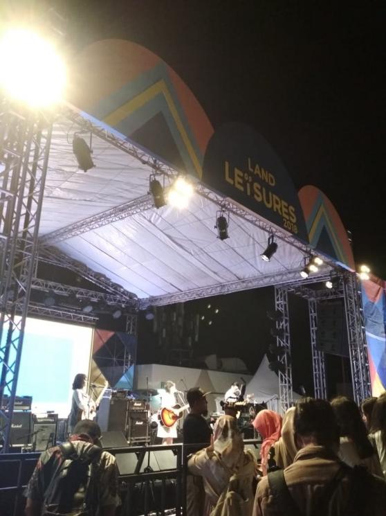 Penampilan D'Cinnamons di Land of Leisures 2018, Ambarrukmo Plaza, Yogyakarta, Sabtu (12/10/2018). (Matamata.com/Uni Irmagani)