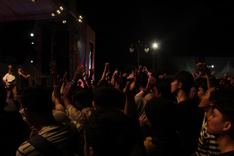 Penonton mengikuti gerakan tangan Bam Mastro saat tampil di  Land of Leuisures 2018 , Plaza Ambarrukmo, Yogyakarta, Sabtu (13/10/2018). (Matamata.com/Bima Sandria)