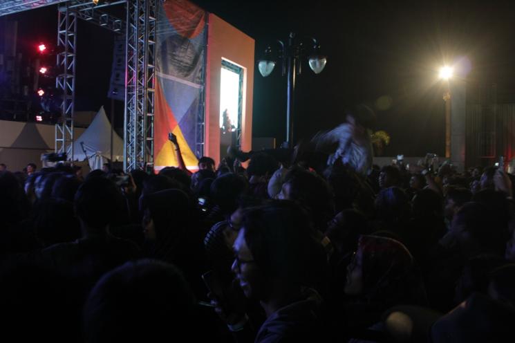 Penonton lakukan crowd surf saat Fazerdaze tampil di Land of Leisures 2018, Plaza Ambarrukmo, Yogyakarta, Sabtu (13/10/2018). (Matamata/Bima Sandria)