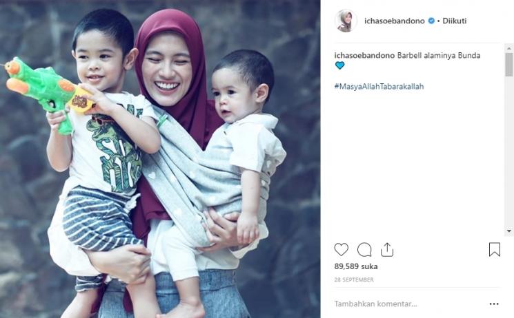 Alyssa Soebandono dan kedua anaknya. (Instagram/@ichasoebandono)