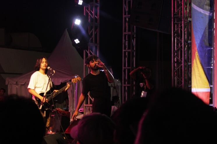 Bam Mastro (vokalis) Elephant Kind saat tampil di Land of Leisures 2018, Plaza Ambarrukmo, Yogyakarta, Sabtu (13/10/2018). (Matamata.com/Bima Sandria)