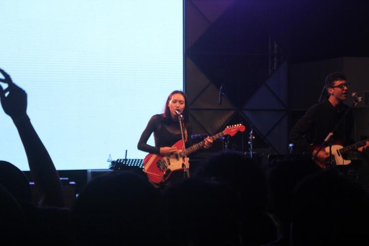 Amelia Murray (vokalis) Fazerdaze saat tampil di Land of Leisures 2018, Plaza Ambarrukmo, Yogyakarta, Sabtu (13/10/2018). (Matamata/Bima Sandria)