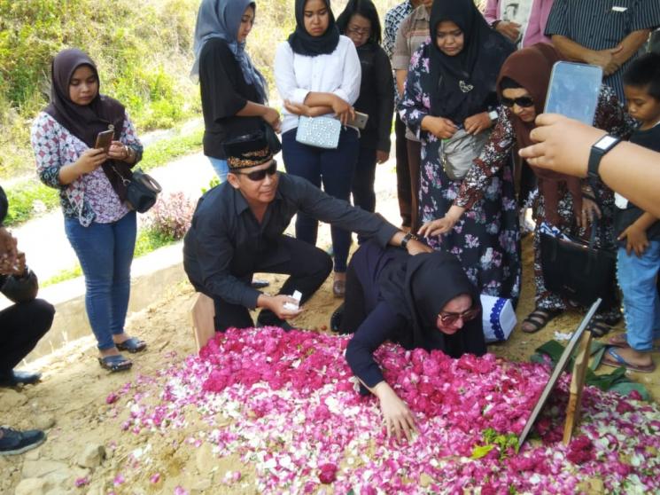 Roro Fitria hadiri pemakaman ibunya di TPU Pemda Sleman, Yogyakarta, Selasa (16/10/2018). (Matamata.com/Bima Sandria)