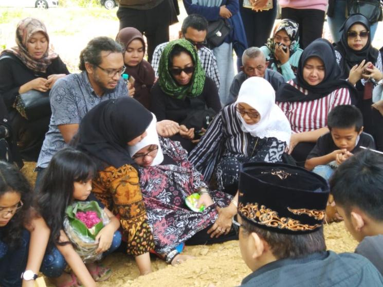 Suasana pemakaman Ibunda Roro Fitria. (Matamata.com/Bima Sandria Argasona)