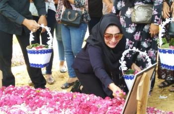 Tangis Roro Fitria Pecah saat Tiba di Makam Ibunya