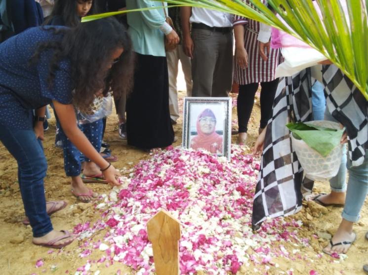 Makam Retno Winingsih, ibunda Roro Fitria yang dimakamkan di TPU Pemda Sleman, Yogyakarta, Selasa (16/10/2018). (Matamata.com/Bima Sandria)