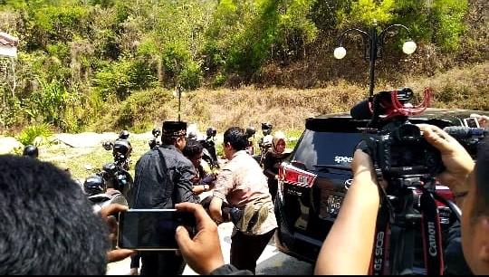 Roro Fitria pingsan setelah hadiri pemakaman ibunya, Selasa (16/10/2018), Yogyakarta. (Matamata.com/Bima Sandria)