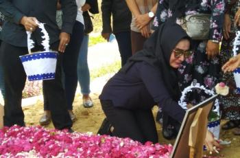 7 Potret Duka Roro Fitria saat Hadiri Pemakaman Ibunya