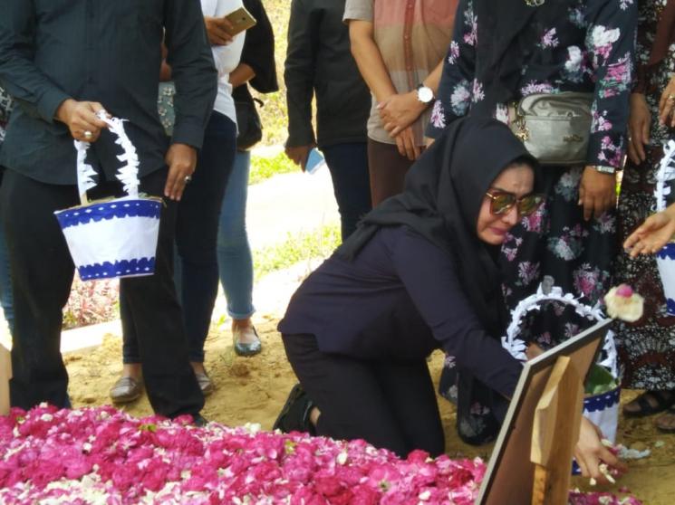 Roro Fitria datang ke pemakaman ibundanya. (Matamata.com/Bima Sandria Argasona)