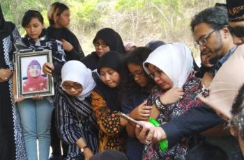 Roro Fitria Belum Terlihat di Pemakaman Ibundanya