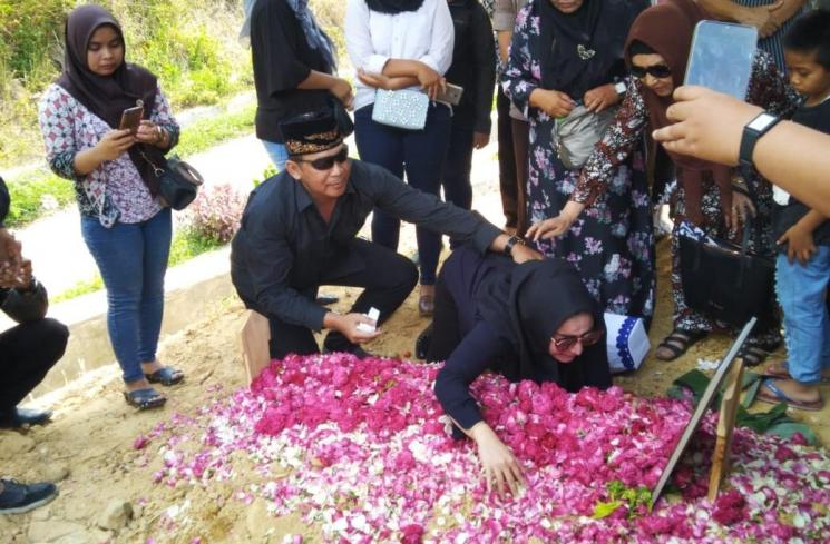 Roro Fitria datang ke pemakaman ibundanya. (Matamata.com/Bima Sandria Argasona)