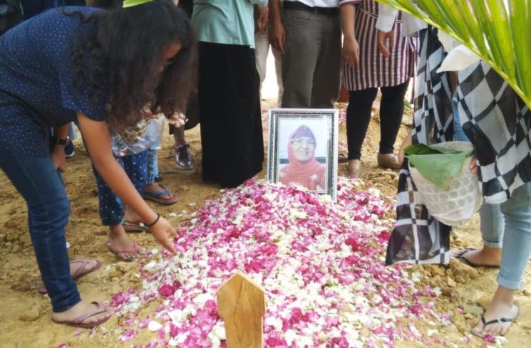 Suasana pemakaman Ibunda Roro Fitria. (Matamata.com/Bima Sandria Argasona)