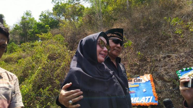 Roro Fitria hadiri pemakaman ibunya di TPU Pemda Sleman, Yogyakarta, Selasa (16/10/2018). (Matamata.com/Bima Sandria)