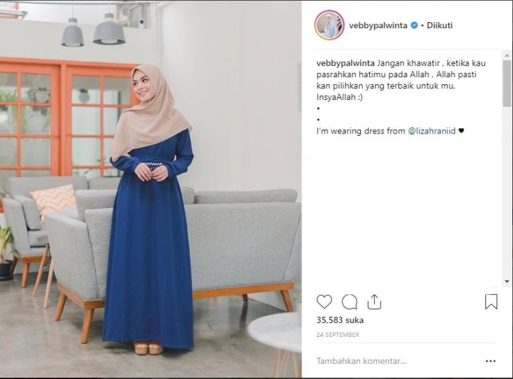 Vebby Palwinta kenakan hijab syari. (Instagram/@vebbypalwinta)