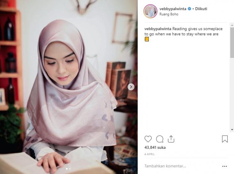 Vebby Palwinta kenakan hijab syari. (Instagram/@vebbypalwinta)