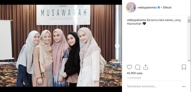 Vebby Palwinta kenakan hijab syari. (Instagram/@vebbypalwinta)