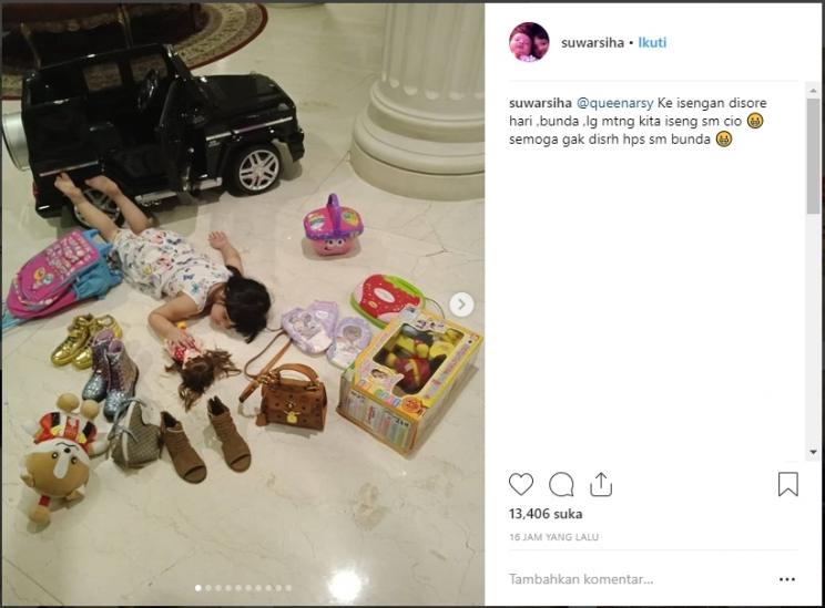 Arsy lakukan falling stars challenge. (Instagram/@suwarsiha)