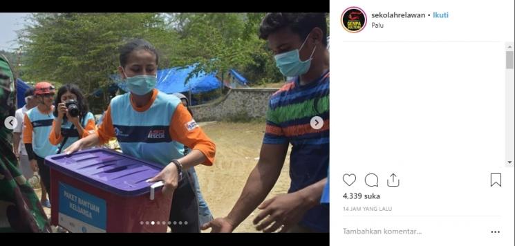 Awkarin bantu korban gempa Palu. (Instagram/@sekolahrelawan)
