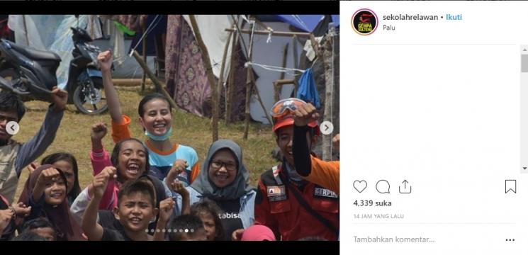 Awkarin bantu korban gempa Palu. (Instagram/@sekolahrelawan)