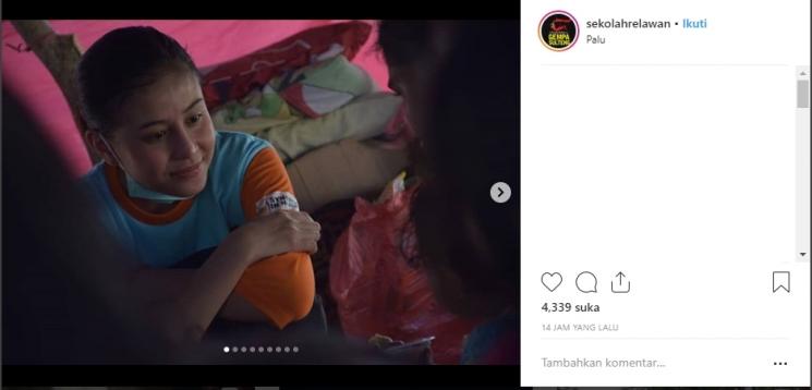 Awkarin bantu korban gempa Palu. (Instagram/@sekolahrelawan)