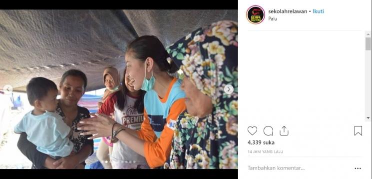 Awkarin bantu korban gempa Palu. (Instagram/@sekolahrelawan)