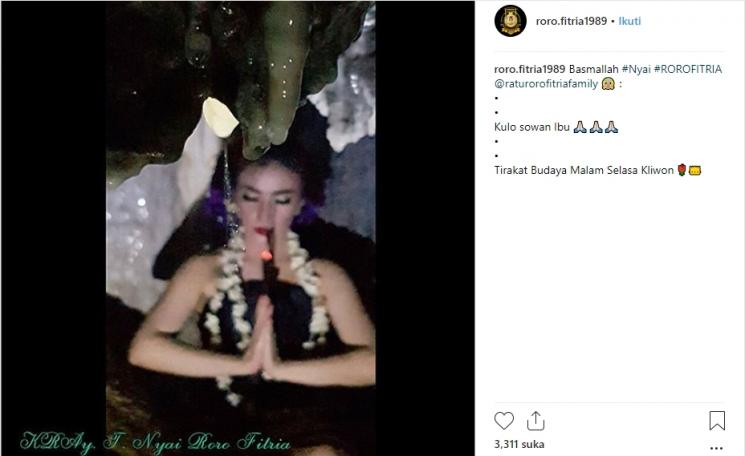Ritual Roro Fitria. (Instagram/@roro.fitria1989)