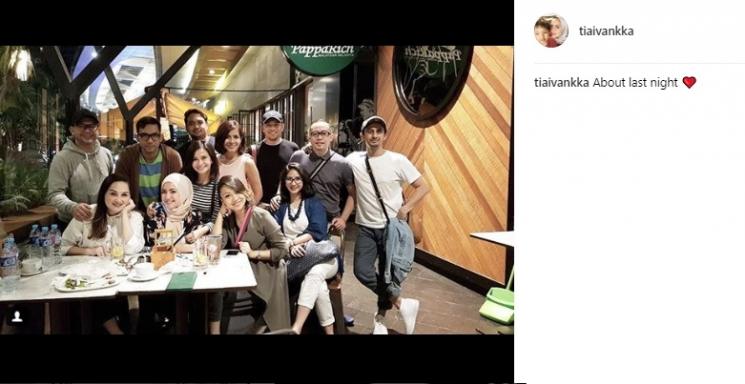 Tia Ivanka (berhijab) bersama rekan-rekan selebriti lainnya. (Instagram/@tiaivankka)