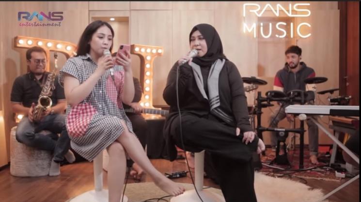 Nagita Slavina dan Melly Goeslaw. (YouTube/Rans Entertainment)
