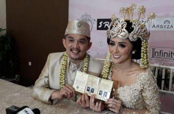 Seperti So Ji Sub, 4 Seleb Tanah Air Ini Jatuh ke Pelukan Kru Televisi