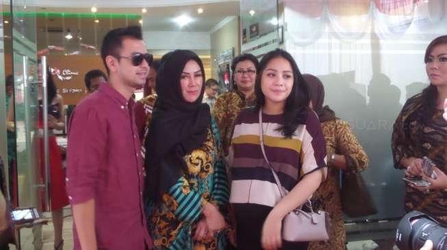 Raffi Ahmad bersama Nagita Slavina dan ibunya Amy Qanita. [suara.com/Ismail]