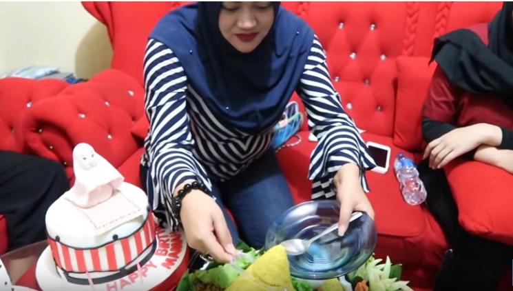 Pesta Kejutan Ultah Lina (Youtube)