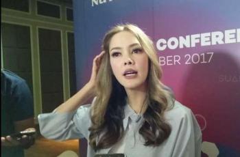 5 Gaya Cathy Sharon Berbusana Monokrom, Stylish Abis!