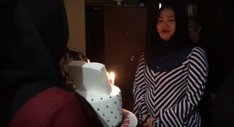 Pesta Kejutan Ultah Lina (Youtube)