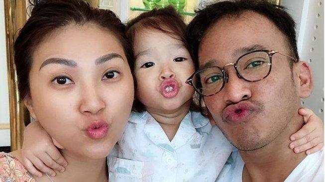 Ruben Onsu bersama Sarwendah dan putrinya, Thalia. (Instagram)