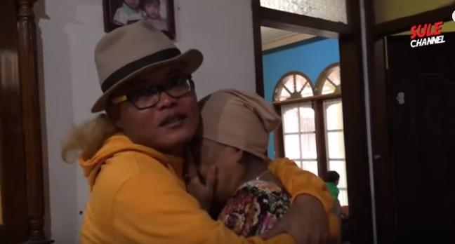 Sule kasih kejutan ibunya yang ultah (Youtube)