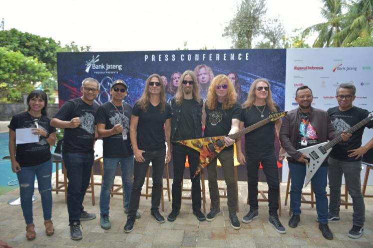 Megadeth dan tim JogjaROCKarta bersama dua gitar yang akan di lelang, Hotel Hyatt, Yogyakarta, Jumat (26/10/2018). (Rajawali)