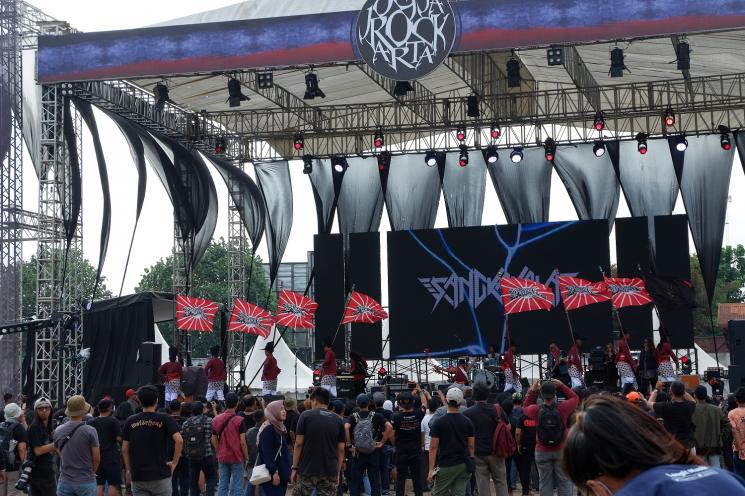 Penampilan band Sangkakala di panggung JogjaROCKarta, Stadion Kridosono, Yogyakarta, Sabtu (27/10/2018). (Matamata.com/Uni Irmagani)