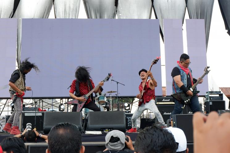 Penampilan band Sangkakala di panggung JogjaROCKarta, Stadion Kridosono, Yogyakarta, Sabtu (27/10/2018). (Matamata.com/Uni Irmagani)